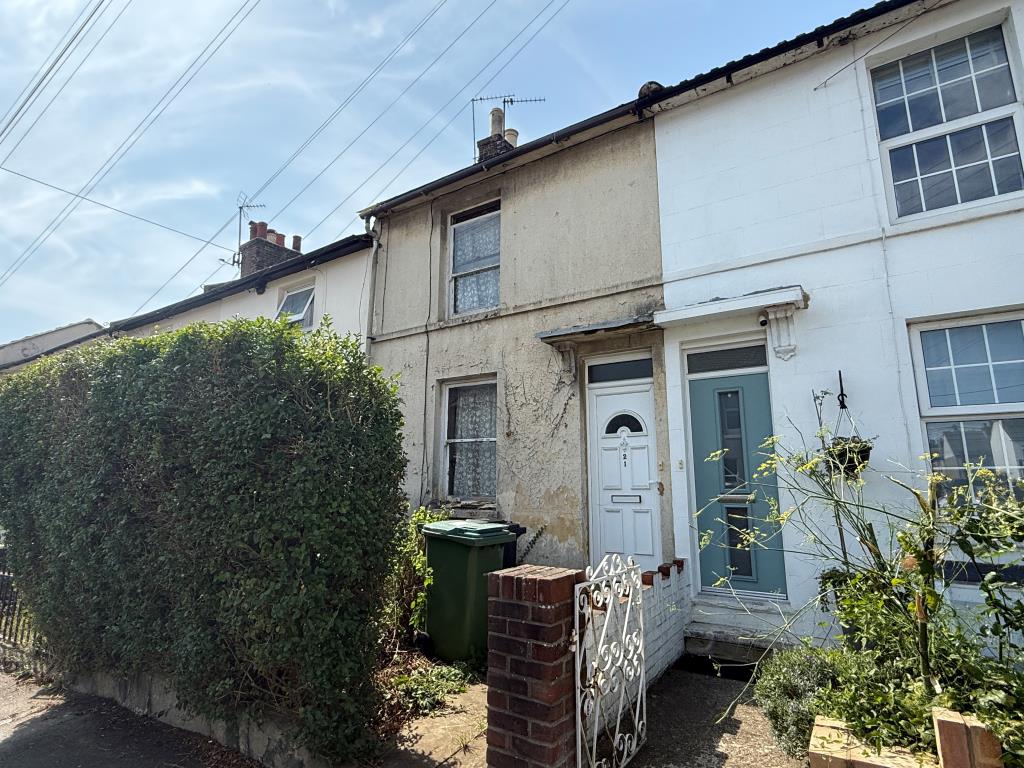 Lot: 146 - MID-TERRACE HOUSE IN NEED OF COMPLETE REFURBISHMENT - Mid-terrace house